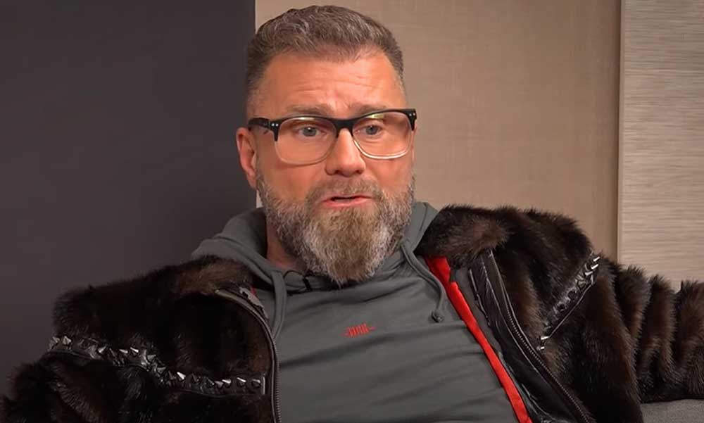 Meztelenre vetkőztették a rendőrök a börtönben Herczeg Zoltán divattervezőt: “Egy szál fa..ban álltam előttük” – mondta