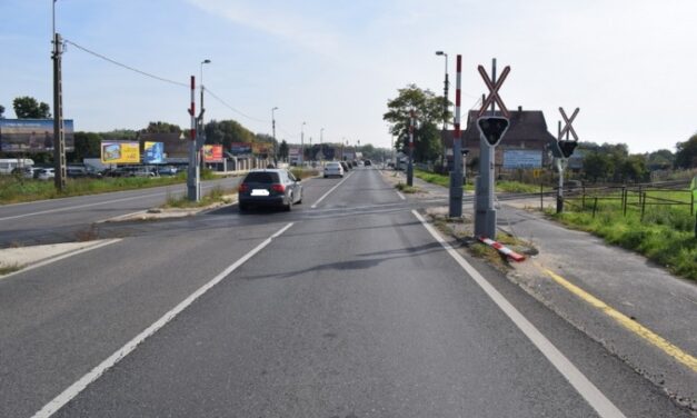 Figyelmen kívül hagyta a tilos jelzést, így hajtott be a vasúti átjáróba a felelőtlen sofőr: rá is csukódott a félsorompó – Fotók