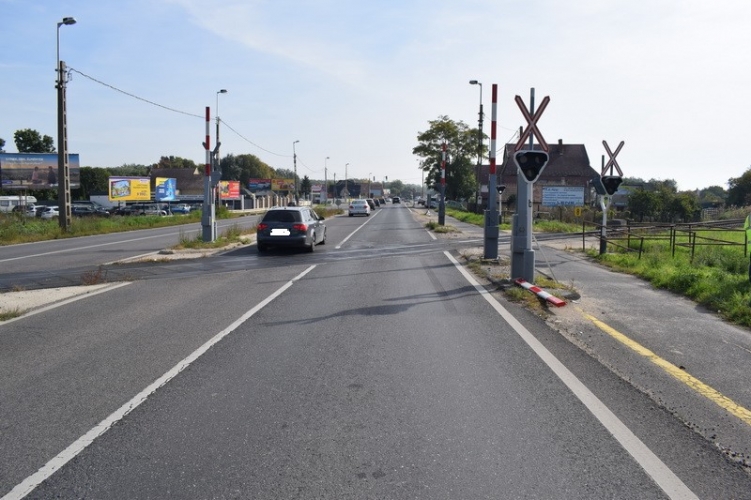 Figyelmen kívül hagyta a tilos jelzést, így hajtott be a vasúti átjáróba a felelőtlen sofőr: rá is csukódott a félsorompó – Fotók