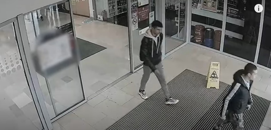 Egy plázában aludt a gyanútlan férfi, ki is fosztották – videó