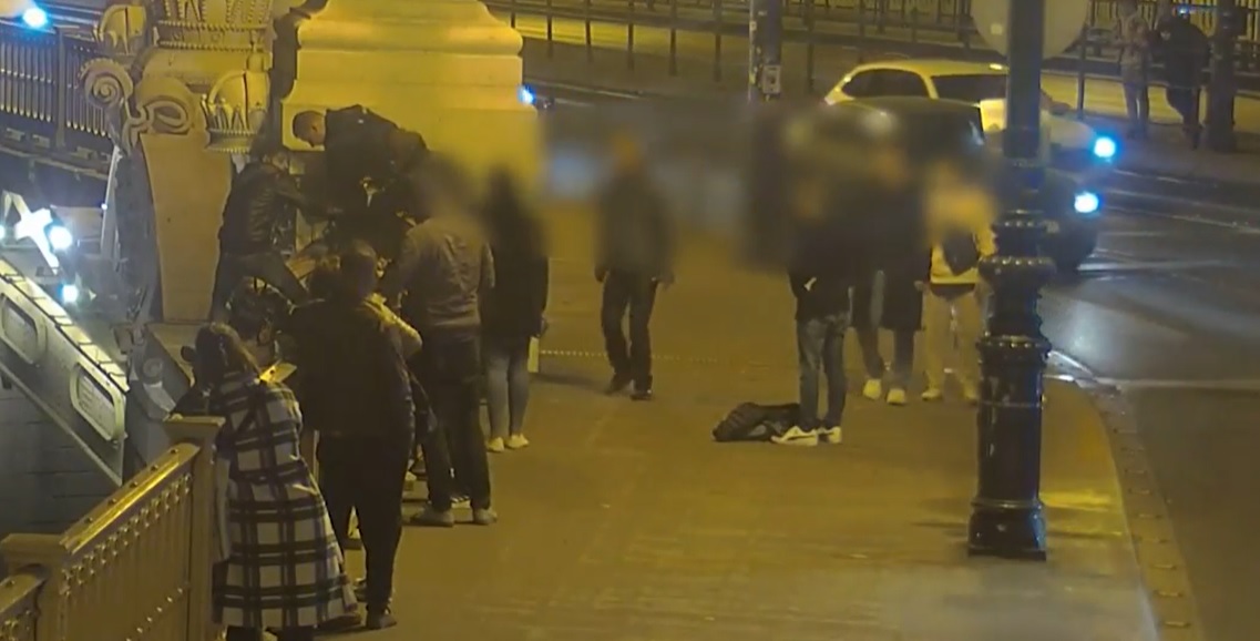 Újabb drámai videó került elő: így mentették meg azt a 19 éves lányt a rendőrök, aki a Margit hídról akarta magát a Dunába vetni