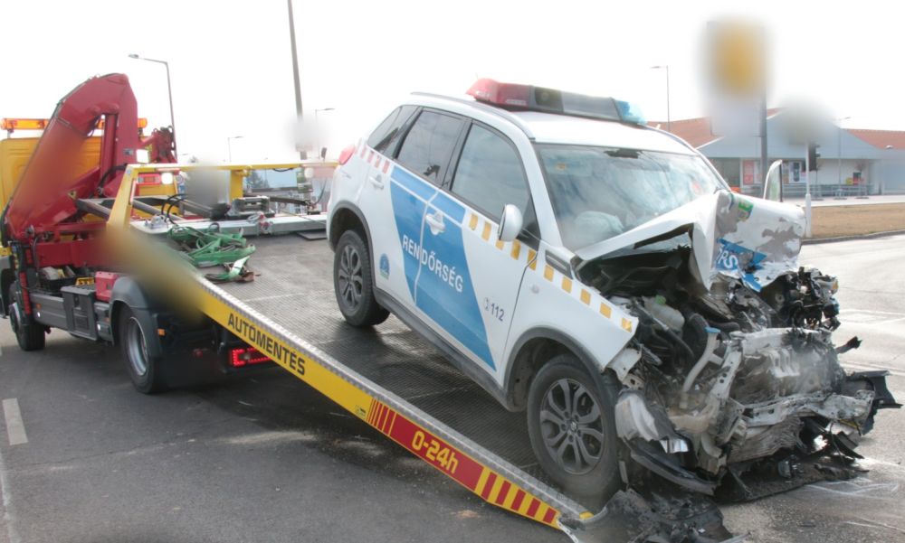 Maradandó fogyatékosságot okozott, amikor 120 km/h-val ütközött frontálisan egy rendőrautóval menekülés közben – eldőlhet a férfi sorsa