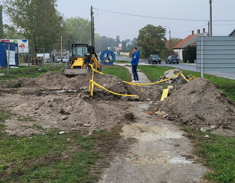 „Újraélesztették, majd gépekre kellett tenni, végül pedig kedden közölték a borzasztó hírt” – beállt az agyhalál annál a fiatal férfinál, aki biciklijével egy munkagödörbe esett