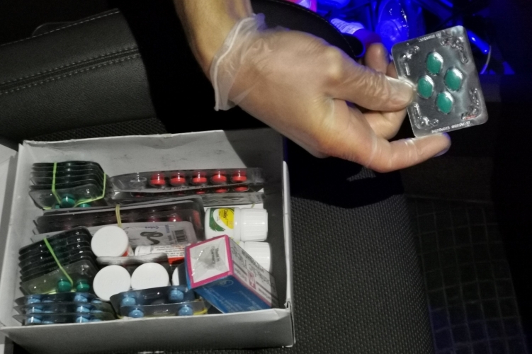 A lakása és az autója is illegális cuccokal volt tele ennek a váci férfinak – Drogok, hamis gyógyszerek, zárjegy nélküli cigaretta, minden volt ott
