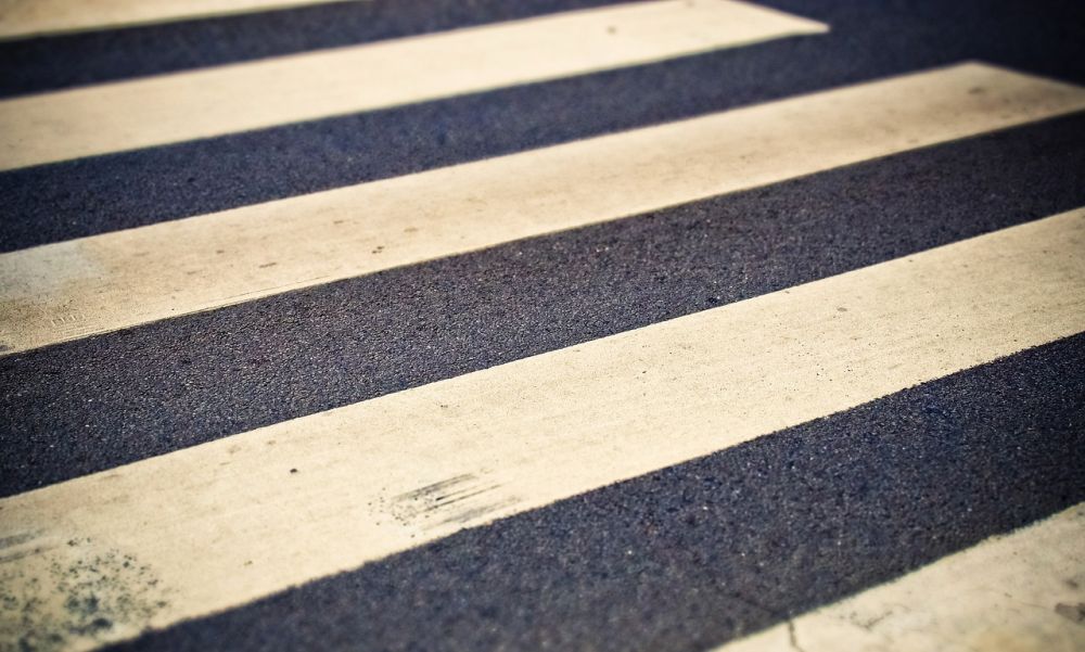Halálra gázolta a buszsofőr a gyalogost a zebrán, vádat emelnek ellene