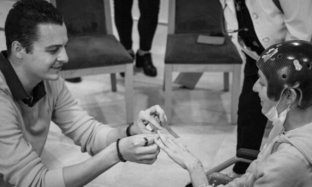 „Nem tudja a lábait használni, ágyhoz, kerekesszékhez van kötve” – Jótékonysági előadást szerveznek a Jókai utcai házomlásban megsérült balerináért – Eltűnt a kivitelező