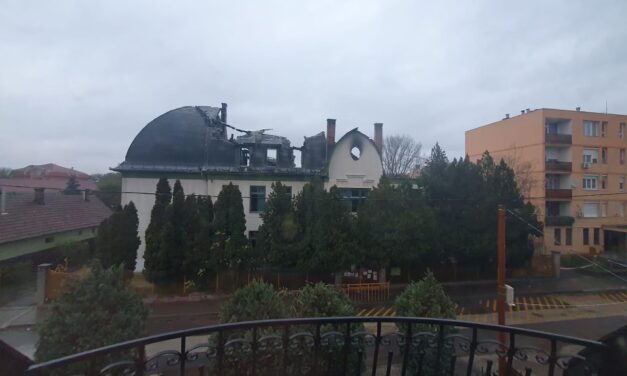 A közösségi oldalon kér segítséget a Pest megyei polgármester: újjépítik a leégett iskolát, de anyagi támogatásra van szükségük – Mutatjuk, így lehet nekik segíteni!