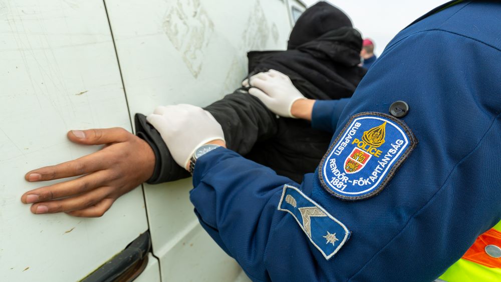 „A mutató ujjukat a szájuk elé szorították, és közben fenyegettek, így jelezték, hogy meg ne merjek mukkanni” – szemtanúk meséltek a budapesti lövöldözésről