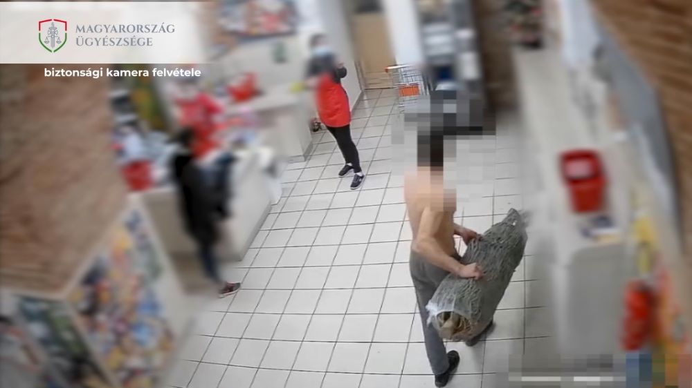 Videón, ahogy beszorul a keze az általa szétvert kávéautomatába a Pilismaróton félmeztelenül tomboló férfinek