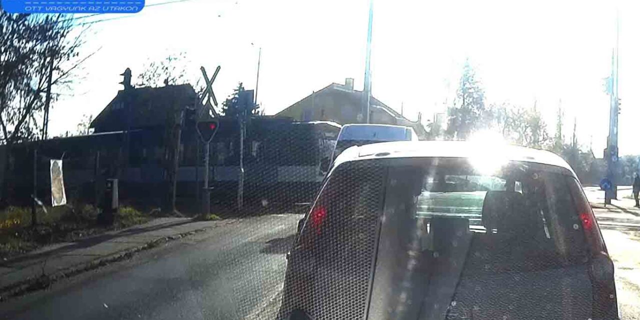 Vérfagyasztó videón, ahogy centikkel kerüli el az érkező HÉV-et a furgon