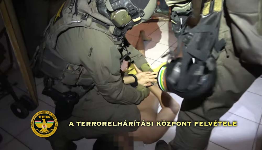 Az üzleteket a családfő bonyolította, a porciózást anya és fiai végezték – Egy Pest megyei kábítószerkereskedő családra csapott le a TEK – videó