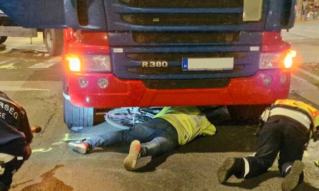„Segítség, elütöttek, átment rajtam a teherautó!” – Nem vette észre a biciklis asszonyt a sofőr, átment a nő testén a több tonnás monstrum – Helyszíni fotók