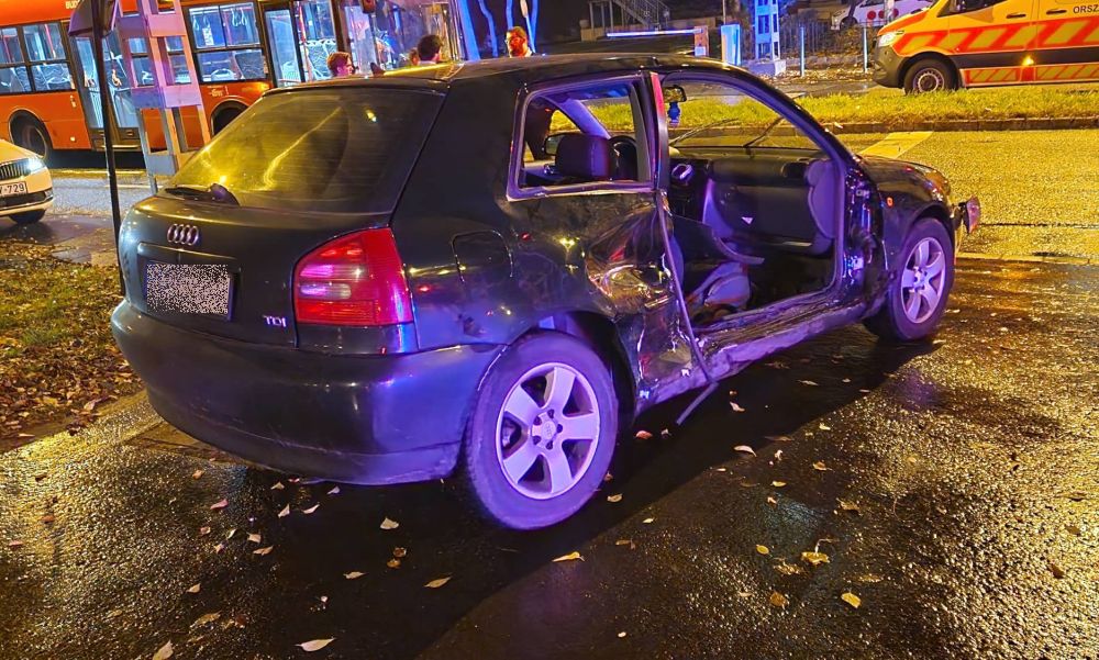 Furgonnak csapódott egy Audi Budapesten, le kellett vágni az autó ajtaját az utasok kimentéséhez