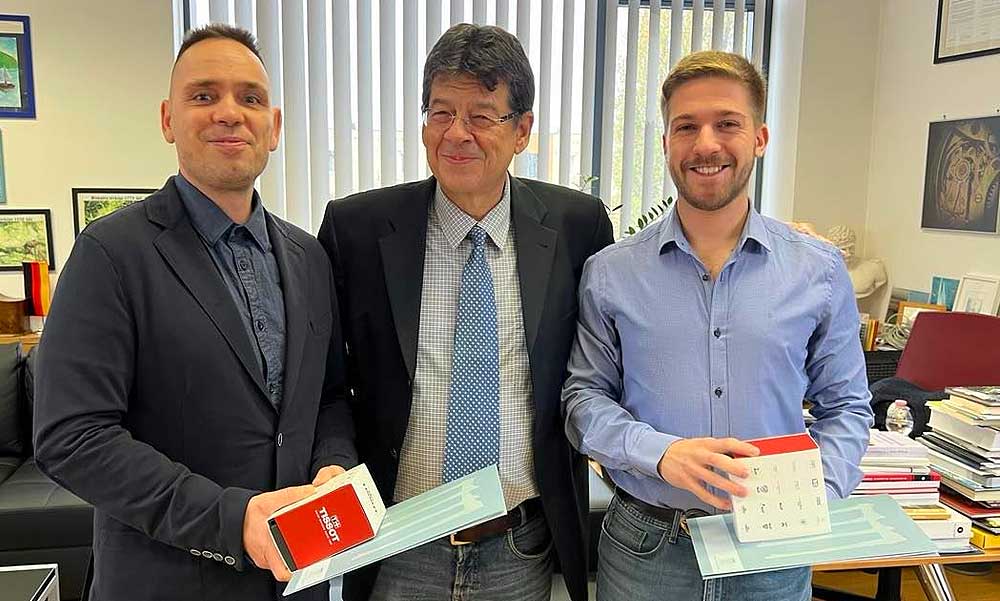 „Szia Zsolt, kösz, hogy megmentetted az életemet” – Így köszönte meg az újraélesztett nő a budaörsi pincérnek, hogy túlélte a szívleállást, a polgármester ma kitüntette a hős vendéglősöket