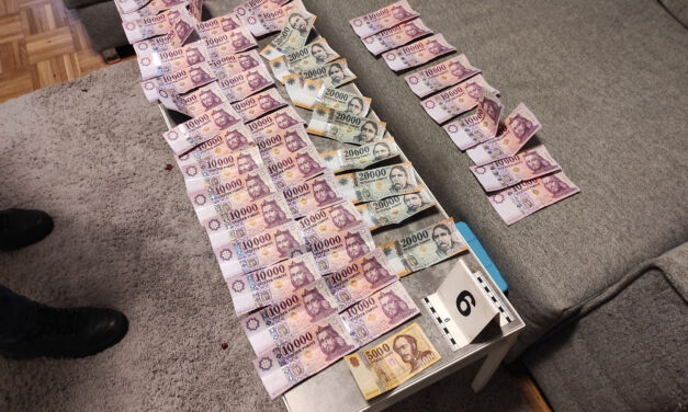 Egy kutya szimatolta ki az anyagot a temetkezési vállalkozó furgonjában – urnák között voltak a tabletták