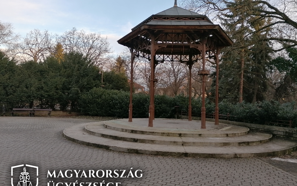Fiatalkorú rablóbanda csapott le az egri Érsekkertben: a támadók közül ketten még csak 12 évesek voltak