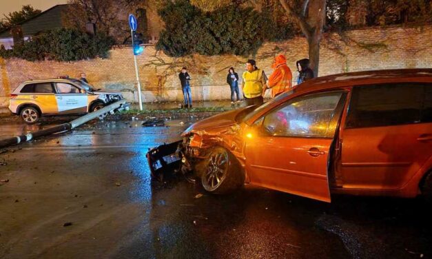 Nem vette észre a szirénázó vérszállítót – Karambol a Fiumei úton, kidőlt a villanyoszlop, kórházba szállították a vérszállító sofőrjét