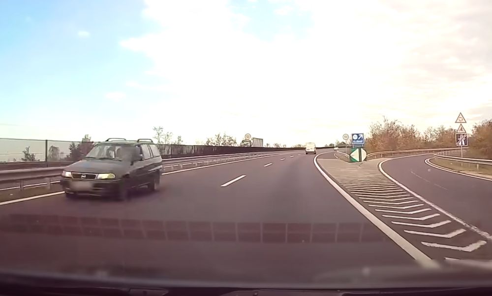 Döbbenetes felvételek a magyar utakról: szembe mennek a forgalommal az autósok – VIDEÓ