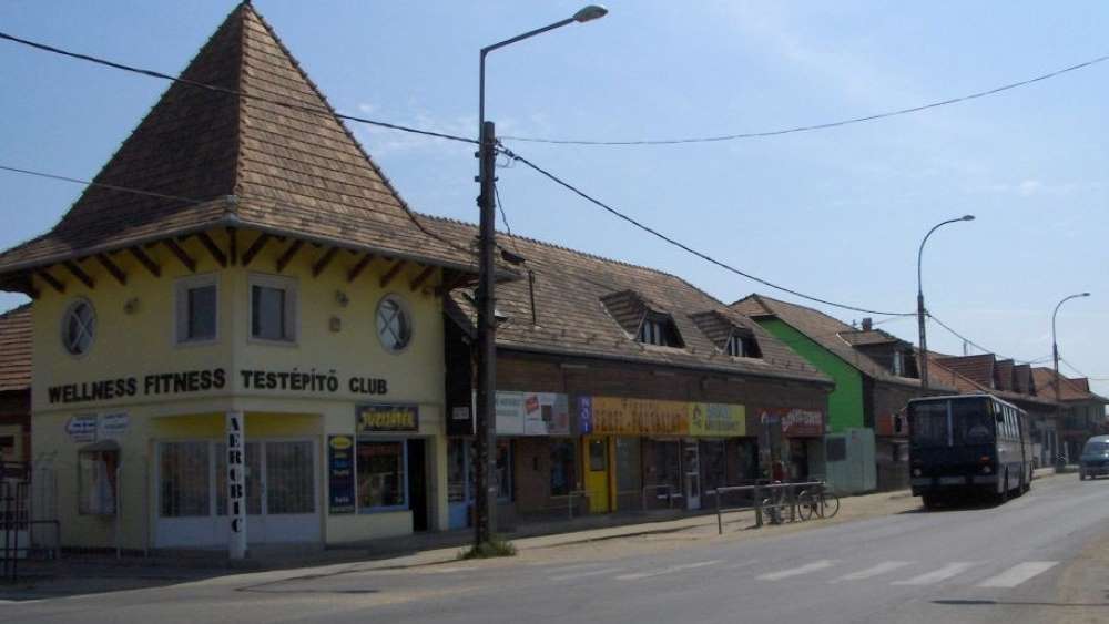 Összeesett az utcán az idős férfi, a gyáli közértesek mentették meg az életét