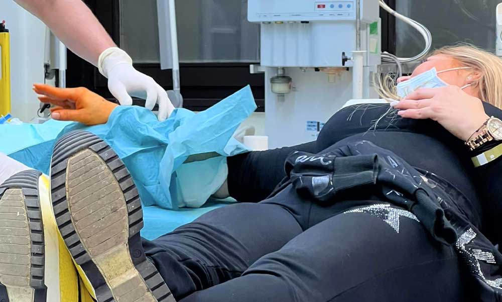 “A kutyák pillanatok alatt rajtam voltak, átharapták a kézfejemet” – egy részegen alvó férfi kutyái támadtak meg egy anyát és lányát Szegeden, aznap 6 emberre rontották rá az ebek