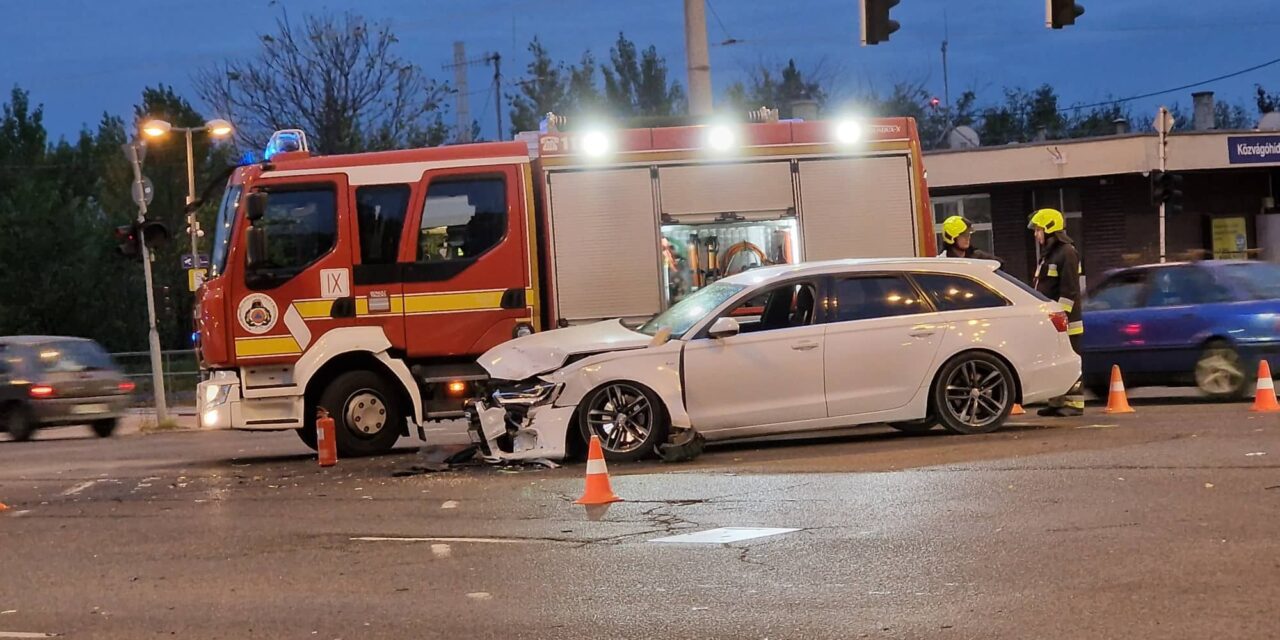 Opel és Audi csattant a veszélyes útkereszteződésben – kórházba szállították a vétlen autó sofőrjét. HELYSZÍNI FOTÓKKAL