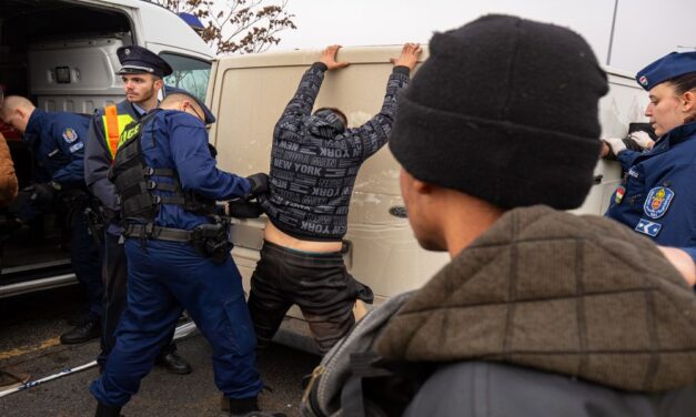 „Lőjétek a rendőröket!” – ezt az üzenetet kapták parancsba a hétfői autós üldözésben résztvevő embercsempészek
