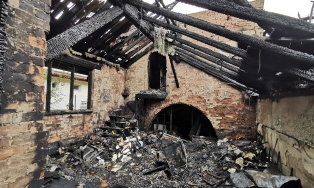 „Nemcsak otthon, hanem műhely, műterem is volt” – gyűjtést szerveztek annak a festőművésznek, akinek leégett a háza Maglódon