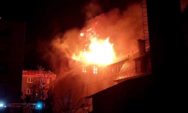 Ég egy iskola Pest megyében, a tűzoltók nagy erőkkel oltanak – Több helyen beszakadt a tetőszerkezet