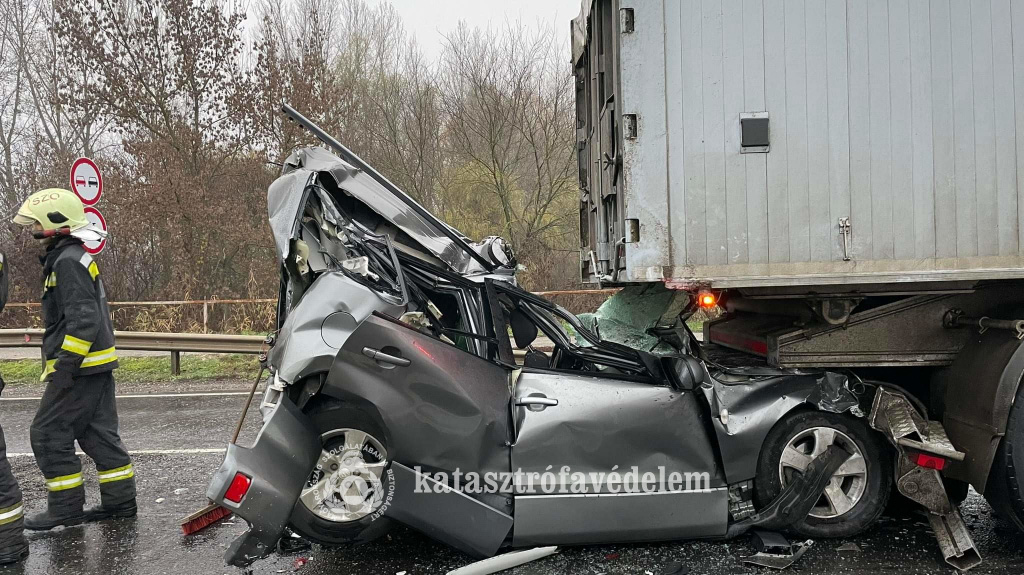 Vannak még csodák? Maga sem érti, hogy érte túl a horrorbalesetet az a nő, aki két kamion közé préselődött autójával