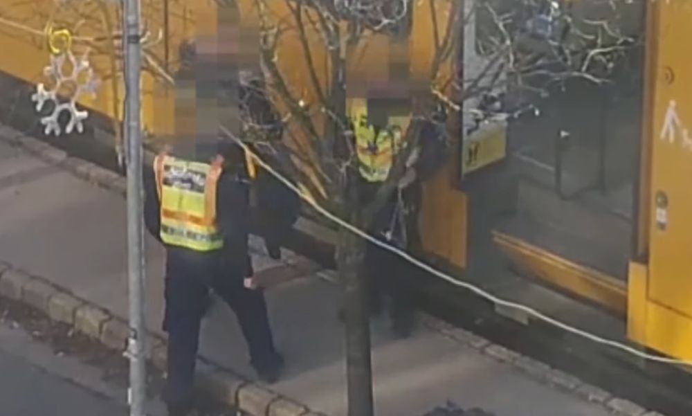 5 év börtönre ítélték azt a férfit, aki hátba támadott egy tanárt az 50-es villamoson, a diákok is ott voltak az esetnél