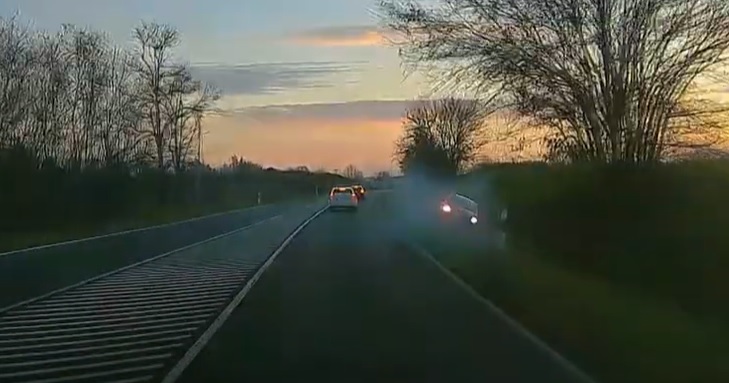 Sokkoló baleset Tolnában, kicsin múlt a tragédia: rendőrautó kamerái rögzítették a szabálytalan előzést