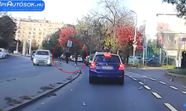 Videóval: Kipattant az autójából a futár, majd összeverekedett egy gyalogossal fényes nappal Budapesten