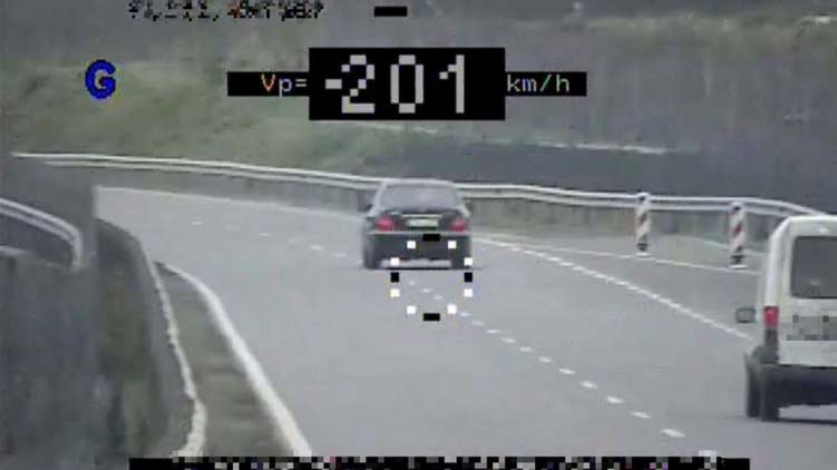 Rátaposott a sofőr a gázra a 21-esen, 201-el hajtott, amikor lefényképezték, súlyos bírságot kapott