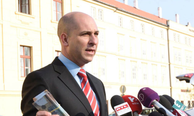 Azt hazudta, hogy megverték a rendőrök, vádat emeltek a szegedi önkormányzati képviselő ellen