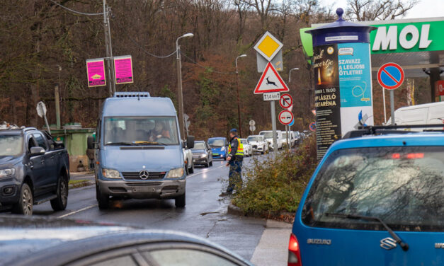 Rendőrök jelentek meg egy budapesti töltőállomásnál a benzinhiány miatt