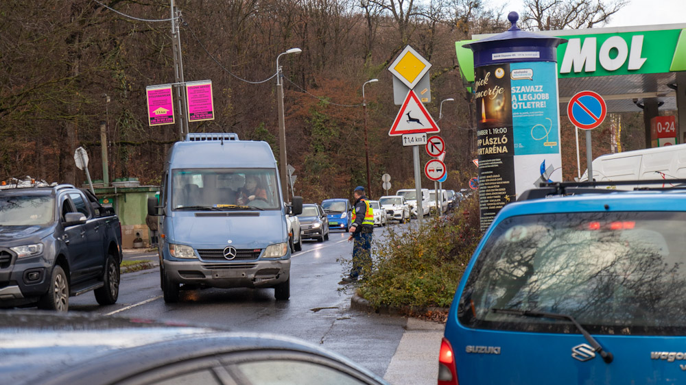 Rendőrök jelentek meg egy budapesti töltőállomásnál a benzinhiány miatt