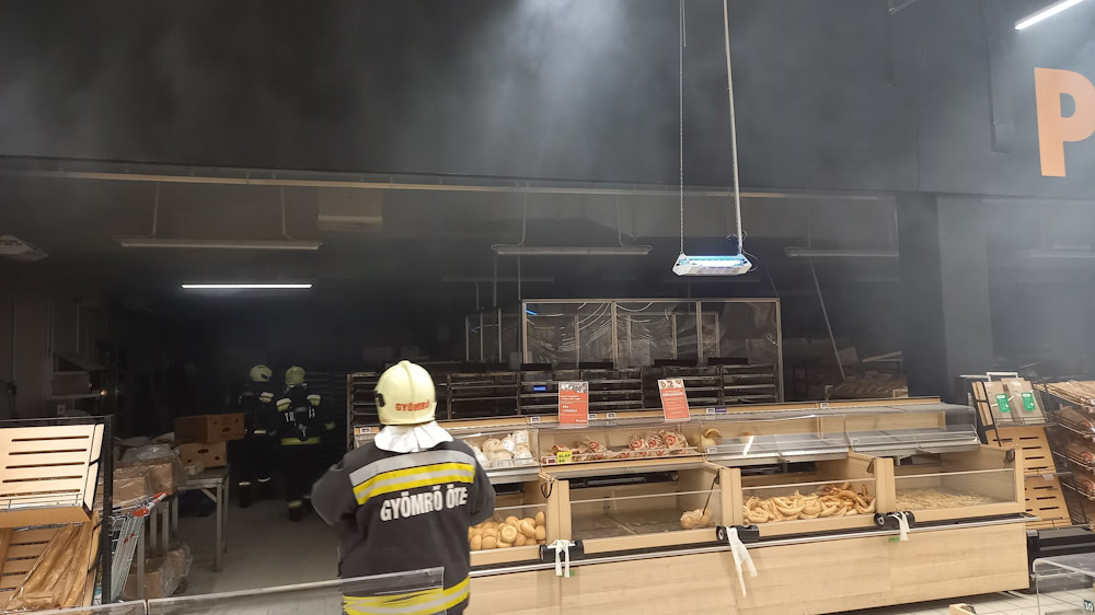 Tűz volt a maglódi Auchanban, így néz ki az áruház kiégett péksége