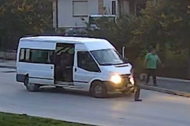 A nyílt utcán esett neki egy helybélinek ez a férfi Ravazdon: a rendőrség most keresi a támadót, erre kérték a lakosságot – fotó