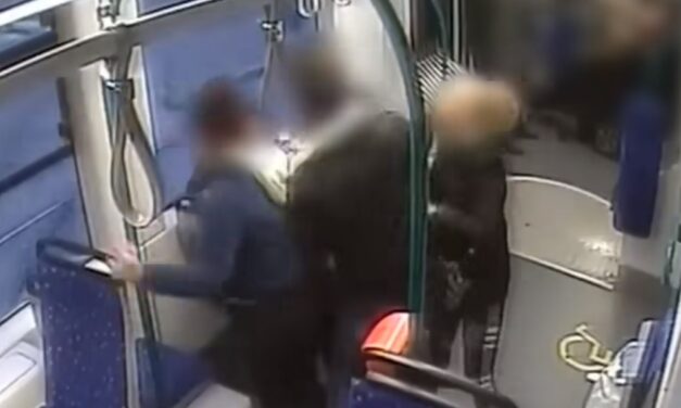 Megvan az ítélet: ez vár most a budapesti villamoson randalírozó banda tagjaira – Videó is készült arról, ahogy egy idős bácsit és a villamos vezetőt bántalmazzák