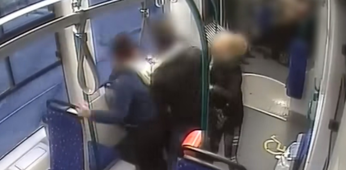 Megvan az ítélet: ez vár most a budapesti villamoson randalírozó banda tagjaira – Videó is készült arról, ahogy egy idős bácsit és a villamos vezetőt bántalmazzák