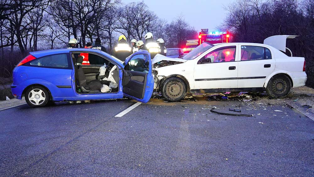 Frontális ütközés a 44-es főúton: egy férfi meghalt – fotók a balesetről