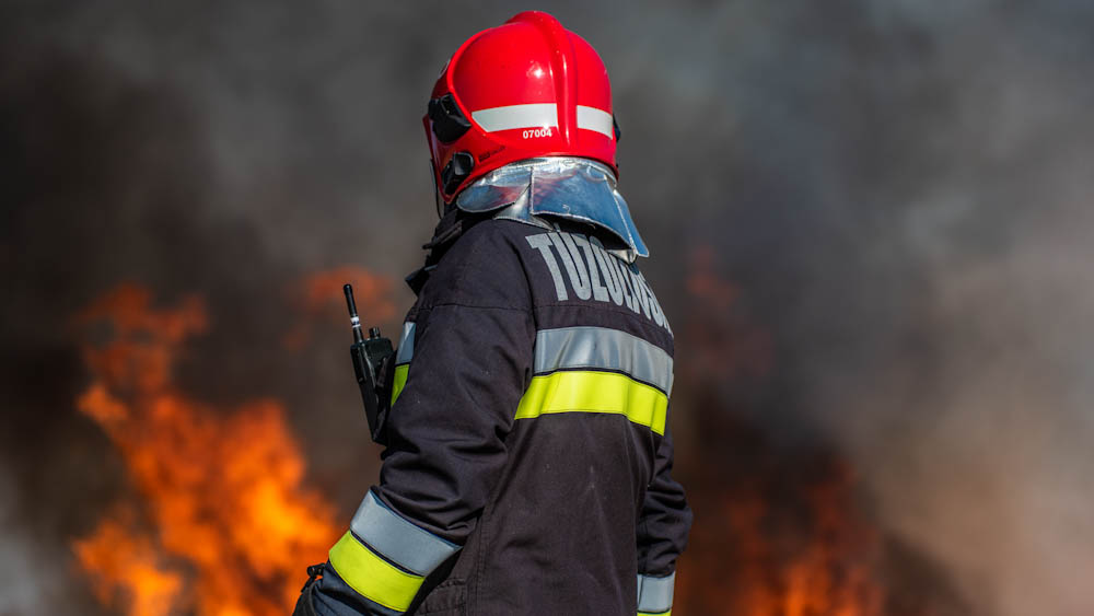 „Be akartam fűteni, hogy meleg legyen otthon” – Porig égett egy kétgyermekes család háza Csongrádban, mindenük odalett
