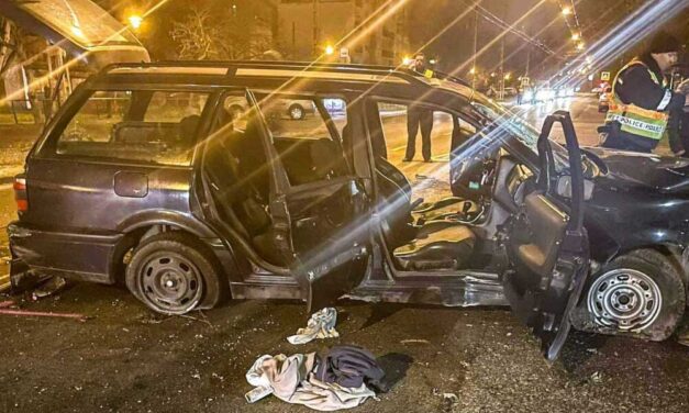 Nem nyíltak ki a légzsákok, az egyik utas a csomagtérbe repült – egy elszabadult Volkswagen döntött ki oszlopokat az Egressy úton péntek éjjel