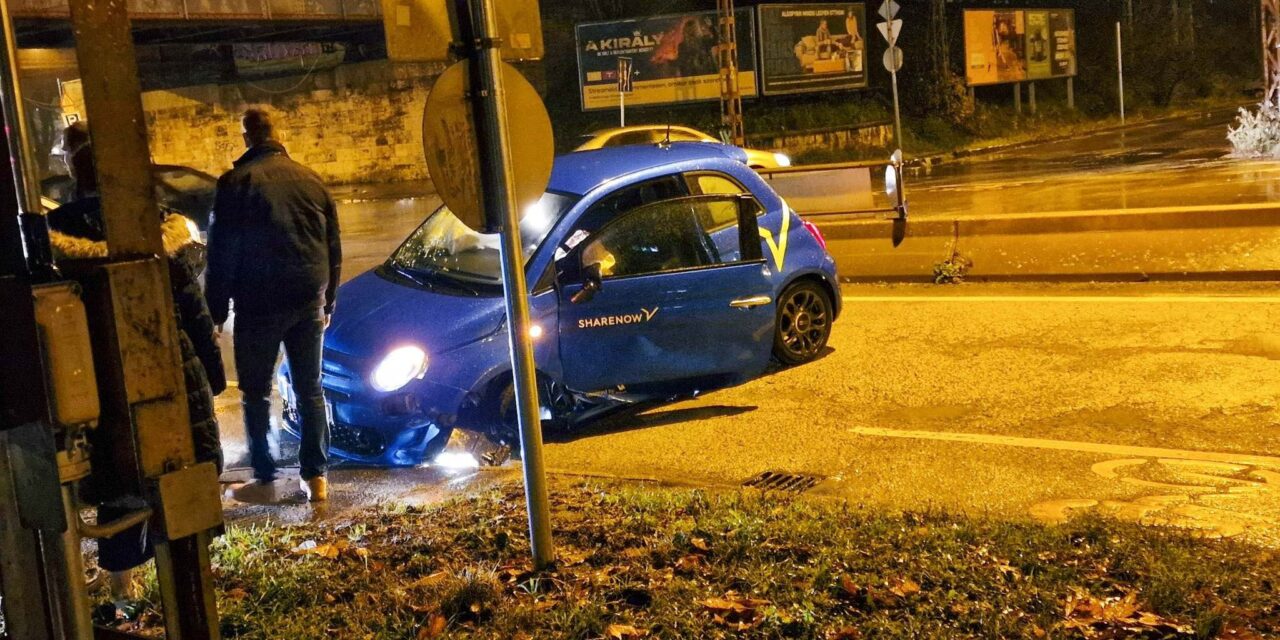 Kibabrált a nedves út az ittas sofőrrel – megcsúszott és telibe kapta a betontömböt egy Fiat a fővárosban