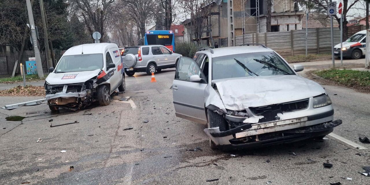 Egy furgon és egy kombi ütközött Budapesten – egy kisbabát kórházba szállítottak a helyszínről