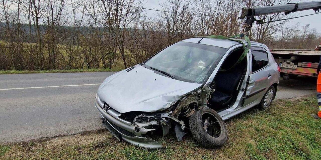 Ijesztő baleset a főváros közelében – Peugeot ütközött egy billenőplatós teherautónak, kiömlött a gázolaj az útra