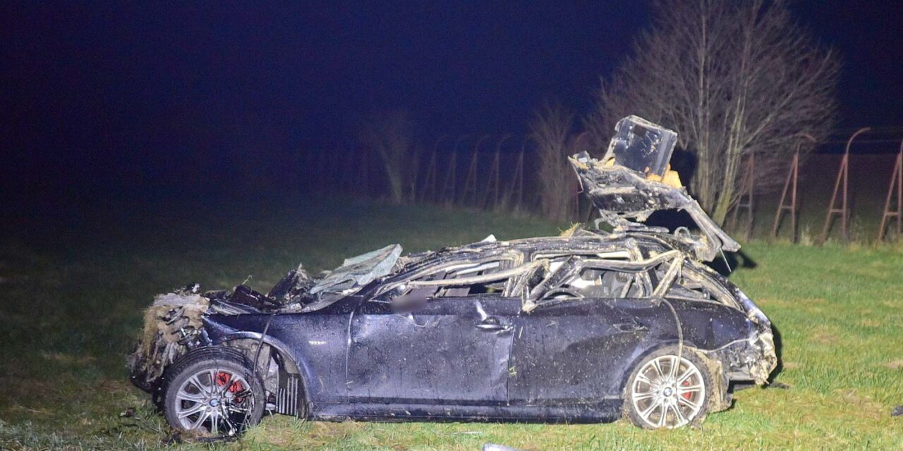 Durva tragédia Vas megyében – ketten repültek ki egy BMW-ből, az egyikük nem élte túl a száguldást és a becsapódást