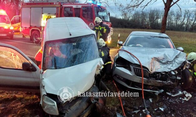 Ütközés Keszthelynél – beszorult egy ember az autójába