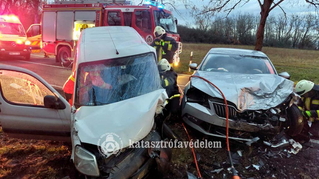 Ütközés Keszthelynél – beszorult egy ember az autójába