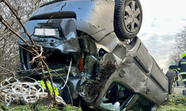 Fejtetőre állt autójával, majd saját lábán hagyta el a helyszínt